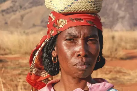 Jeune femme bara dans la vallée du Tsaranoro - Madagascar