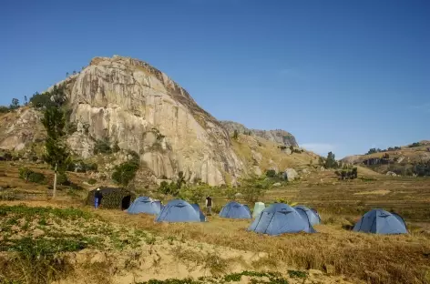 Campement dans la région de la montagne Somaina, pays betsileo - Madagascar