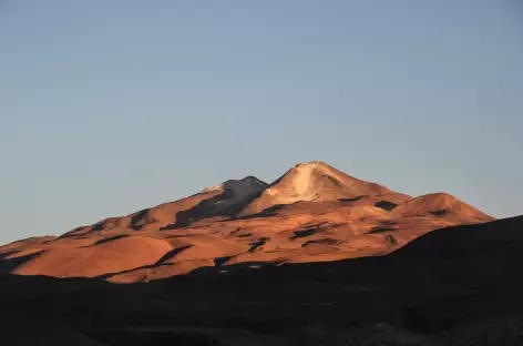 Coucher de soleil sur le volcan Uturuncu depuis le village de Quetena - Bolivie