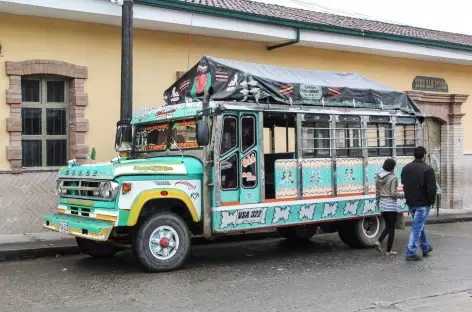 Bus 'chiva' sur le marché de Silvia - Colombie