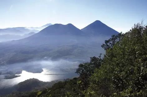 Vue sur le lac Atitlan depuis le sommet du volcan San Pedro (3020 m) - Guatemala