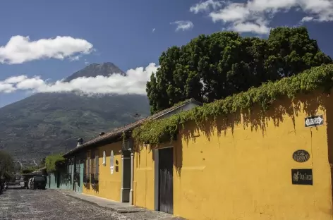 Le volcan Agua domine la ville coloniale d'Antigua - Guatemala