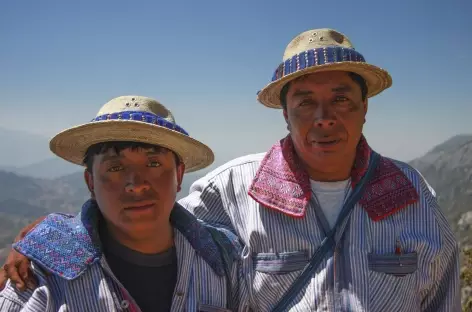 Notre guide indien Mam et son fils lors du trek dans les Cuchumatanes - Guatemala