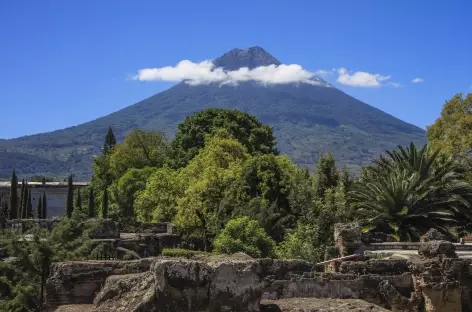 Le volcan Agua et les ruines d'une église d'Antigua - Guatemala
