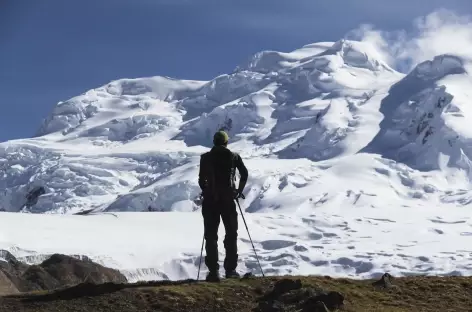 Pause contemplative face aux nevados Chumpe - Pérou