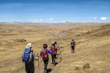 Marche vers le village de Phinaya - Pérou