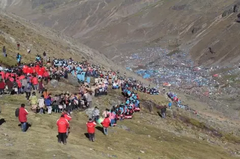 Les processions redescendent au village lors de la fête de Qollurity - Pérou
