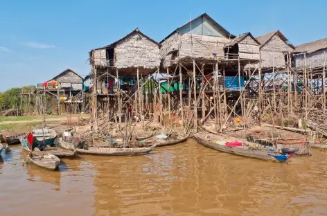 Un village flottant au bord du lac Tonle Sap - Cambodge