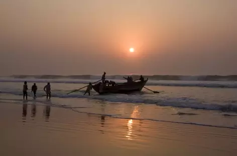 Retour des pêcheurs sur la plage de Gopalpur