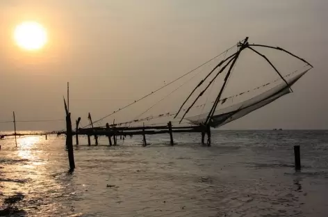 Coucher de soleil sur les filets de pêche à Cochin, Kerala, Inde du Sud - 