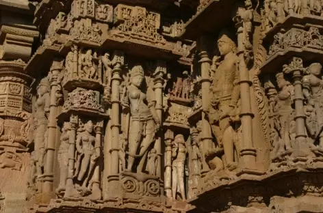Fines sculptures sur la facade d'un temple