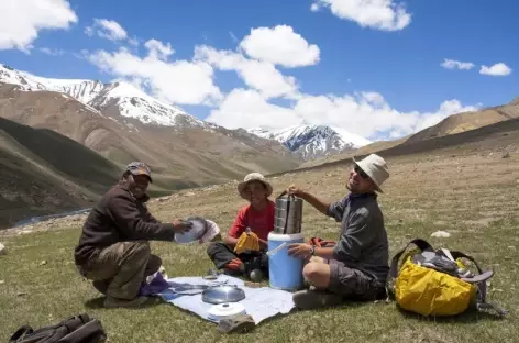 Préparation du pique-nique, Ladakh, Zanskar- Inde