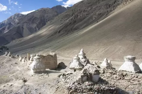Chortens sous Zangla, Ladakh, Zanskar- Inde