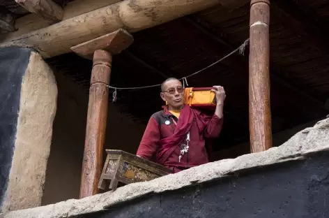 Moine qui range ses affaires de prière, Ladakh, Zanskar- Inde