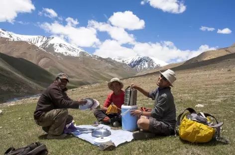 Préparation du pique-nique, Ladakh, Zanskar- Inde