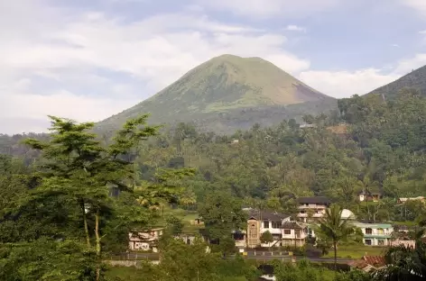 Petite ville de Tomohon, dominée par le volcan Lokon, Sulawesi - Indonésie