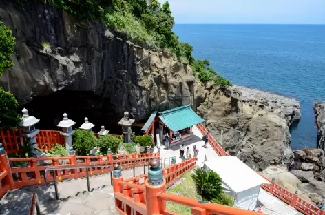 Sanctuaire shintoïste d'Udo surplombant l'océan - Japon