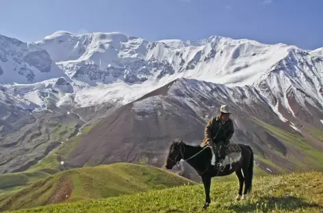 Nomade curieux face au Lénine - Kirghizie