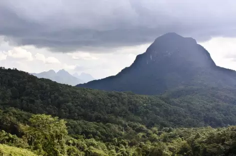 Des montagnes escarpées en pays Hmong - Laos
