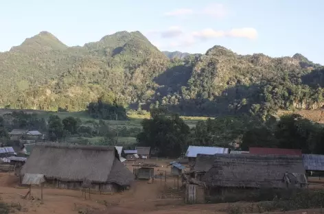 Le soleil se couche au village de Ban Vieng - Laos