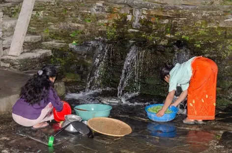 Vaisselle au point d'eau Népal