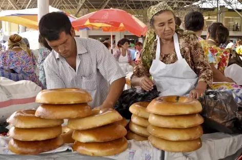 Marchands de pains au marché couvert de Samarcande - Ouzbékistan - 