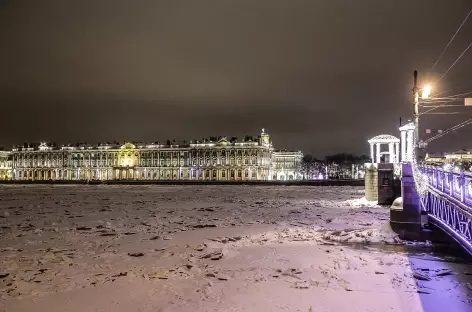 Saint-Petersbourg, la Néva et la façade de l'Ermitage