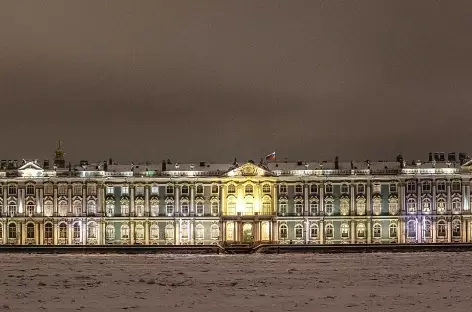 Saint-Petersbourg, la Néva et la façade de l'Ermitage