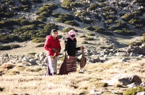 Femmes nomades revenant du village - Tibet
