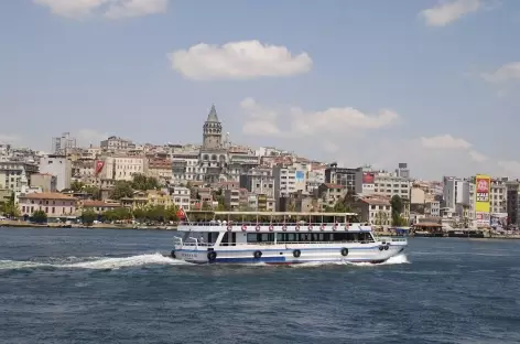Le Bosphore et la tour Galata à Istanbul - Turquie