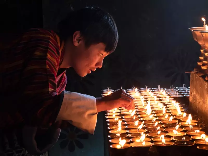 Offrande de lampes à beurre - Bhoutan, &copy; Robert Dompnier -Tirawa 