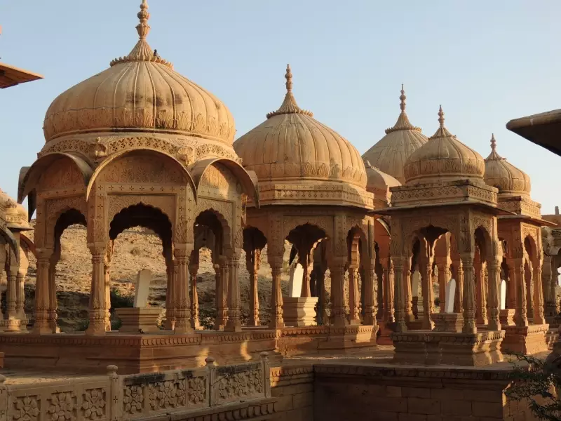 Cénotaphes à Jaisalmer, Rajasthan, Inde, &copy; Guillaume Chenot - Tirawa 
