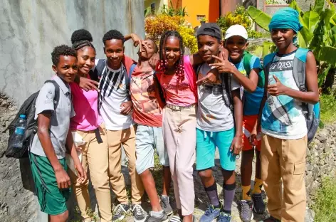 Jeunes Capverdiens à la sortie de l'école, Santo Antão - Cap-Vert