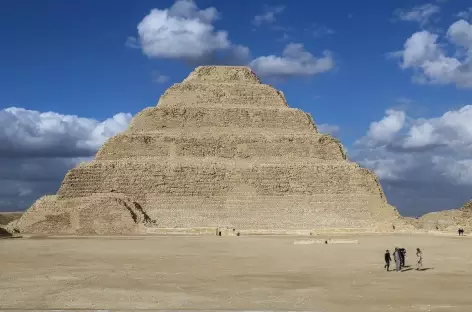 Esplanade devant la pyramide de Djezer