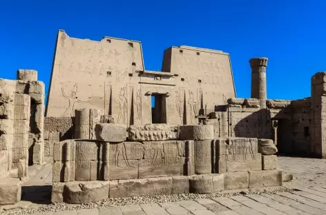 Entrée principale du temple d’Horus, Edfou