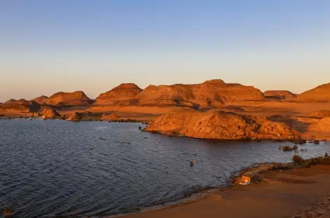 Coucher du soleil sur l’anse d’Amada, lac Nasser