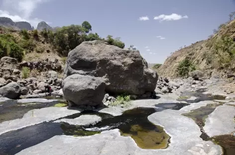 Rafraîchissement dans les vasques de la rivière Ansiya, massif du Simien - Ethiopie