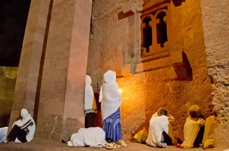 Ferveur dans une des églises de Lalibela - Ethiopie