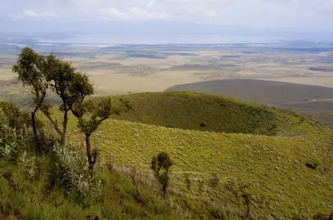 Volcan Longonot (2776 m), au loin le lac Naivasha - Kenya