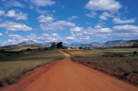 Piste rouge de latérite typique de Madagascar