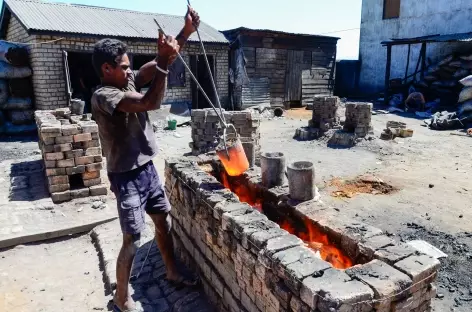 Fonte des marmites en aluminium, Ambatolampy - Madagascar