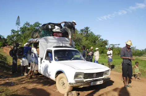Fin du trek en pays betsileo, trajet en taxi-brousse ! - Madagascar