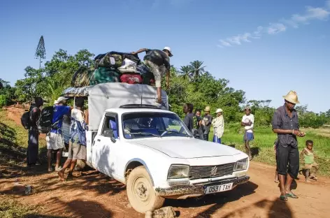 Fin du trek en pays betsileo, trajet en taxi-brousse ! - Madagascar