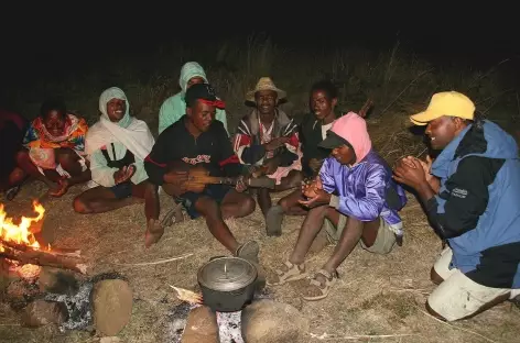 Au coin du feu avec notre équipe de porteurs ! - Madagascar