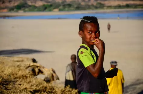 Scène de vie sur les berges du fleuve Mangoky - Madagascar