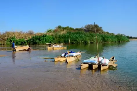 Pirogues traditionnelles sur fleuve Mangoky - Madagascar