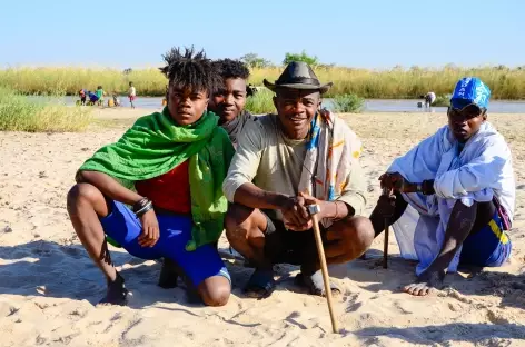 Rencontre sur les berges de la rivière Sakena - Madagascar