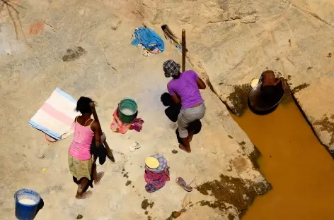 Orpailleurs à la recherche de quelques paillettes d'or - Madagascar