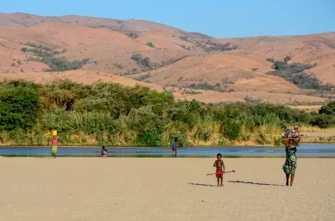 Scène de vie sur les berges du fleuve Mangoky - Madagascar