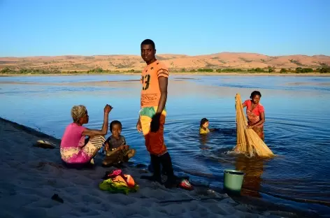 Sur les berges du fleuve Tsiribinha - Madagascar - 